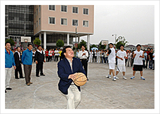 계동 중학교 방문 김한겸 전 시장이 학생들과 함께 농구하는 사진